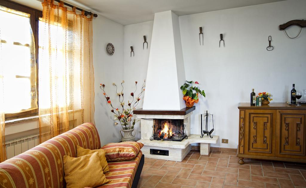 Agriturismo Pescaia Montepulciano Stazione Habitación foto